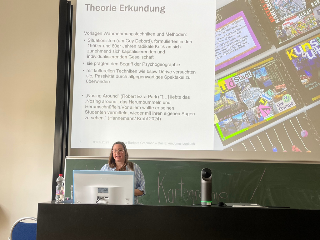 Eine Person hält einen Vortrag mit einer Präsentation.